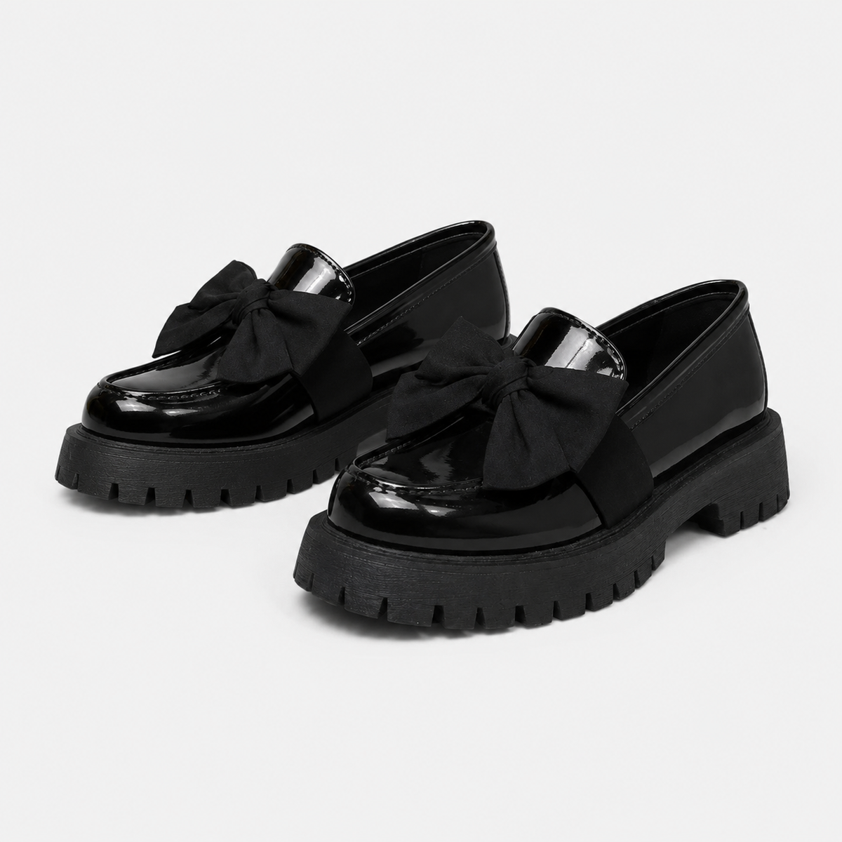Mocassin Compensé en Cuir Vernis Noir à Nœud Papillon | Cyrielle