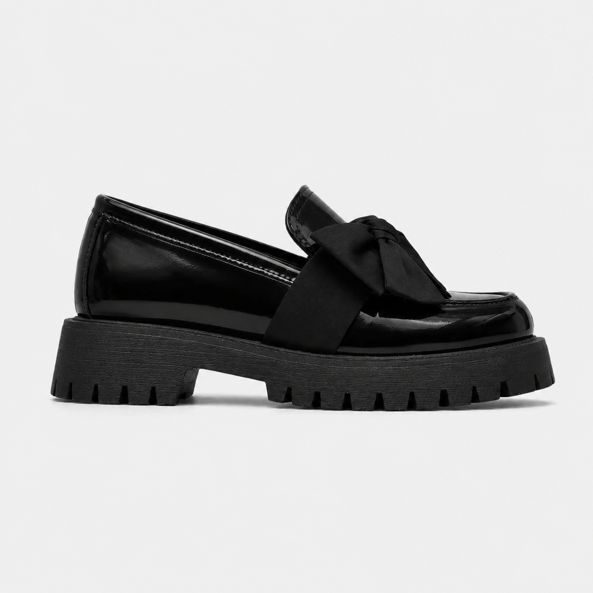 Mocassin Compensé en Cuir Vernis Noir à Nœud Papillon | Cyrielle