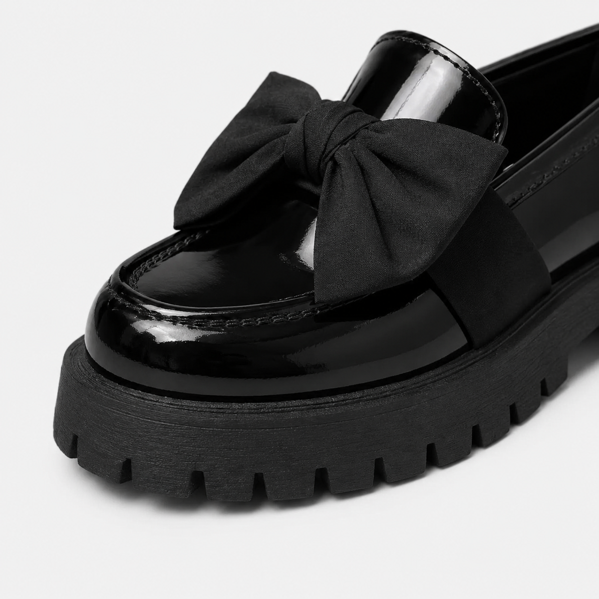 Mocassin Compensé en Cuir Vernis Noir à Nœud Papillon | Cyrielle