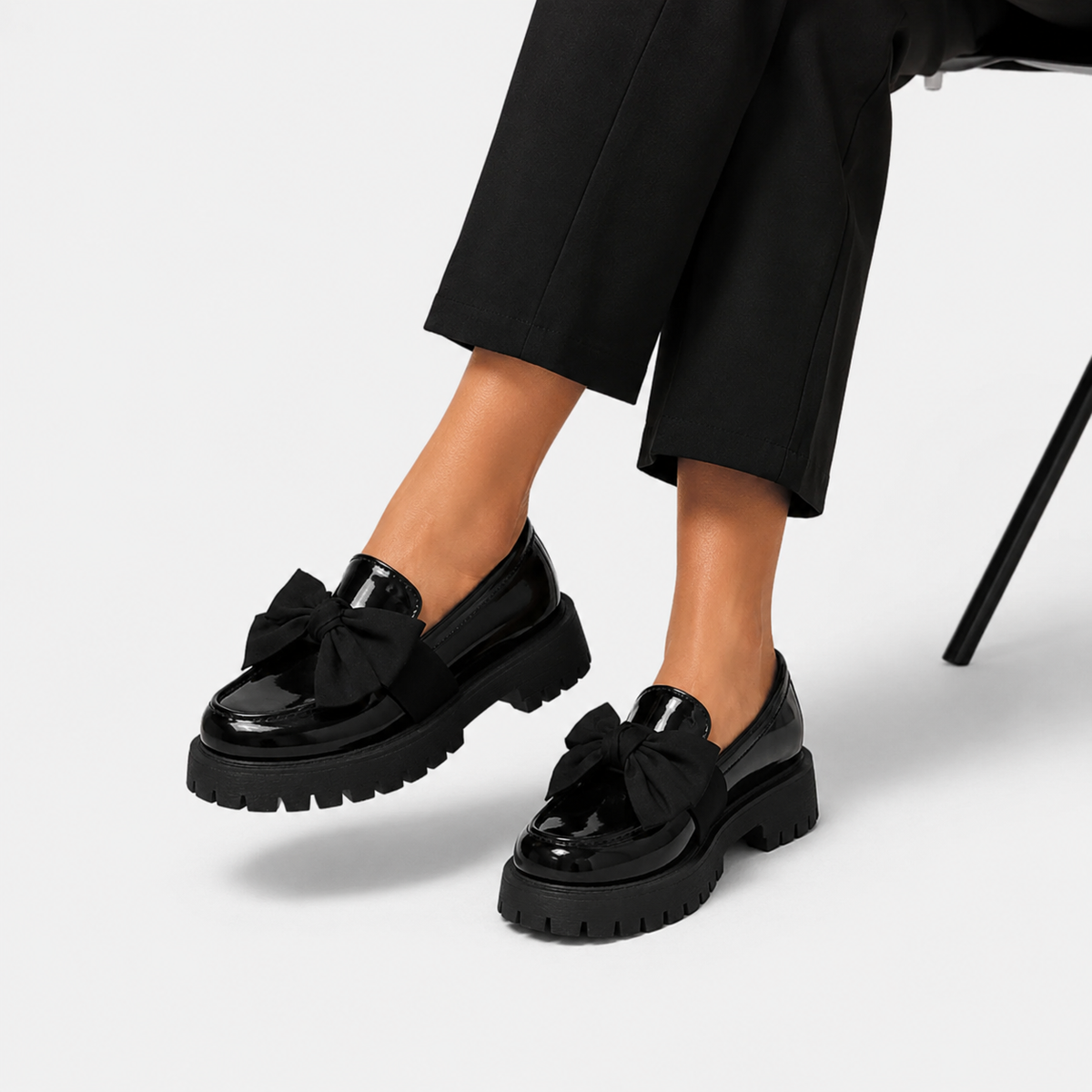 Mocassin Compensé en Cuir Vernis Noir à Nœud Papillon | Cyrielle