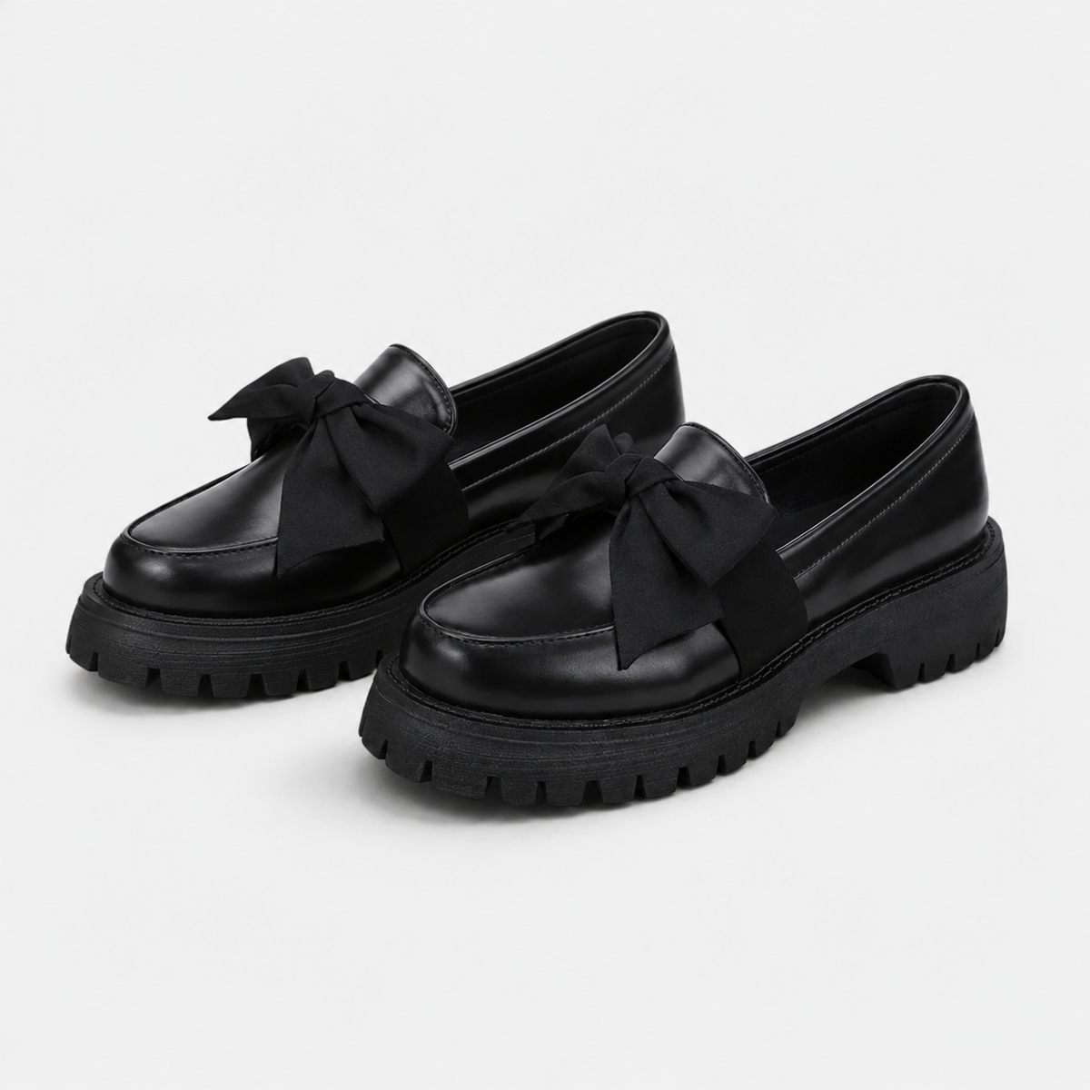 Mocassin Compensé en Cuir Noir Mate à Nœud Papillon | Juliette