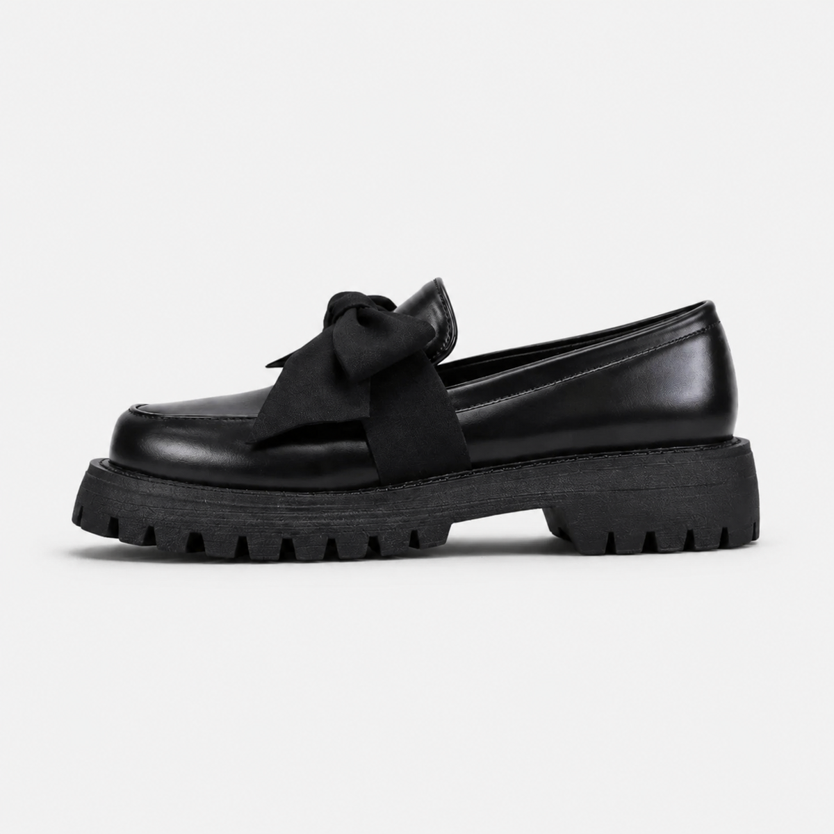 Mocassin Compensé en Cuir Noir Mate à Nœud Papillon | Juliette