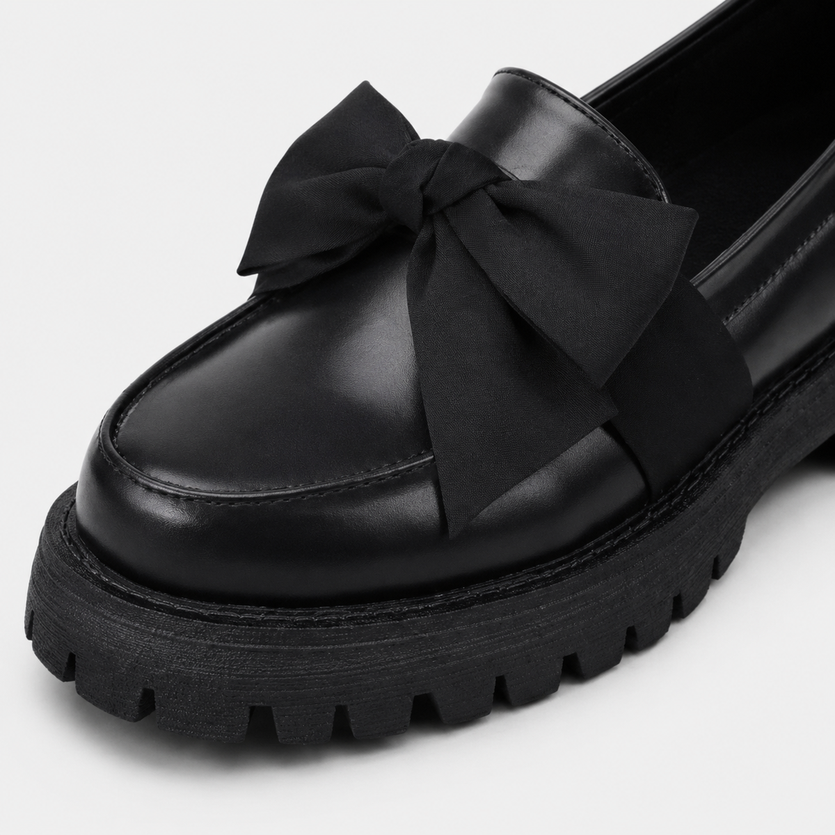 Mocassin Compensé en Cuir Noir Mate à Nœud Papillon | Juliette