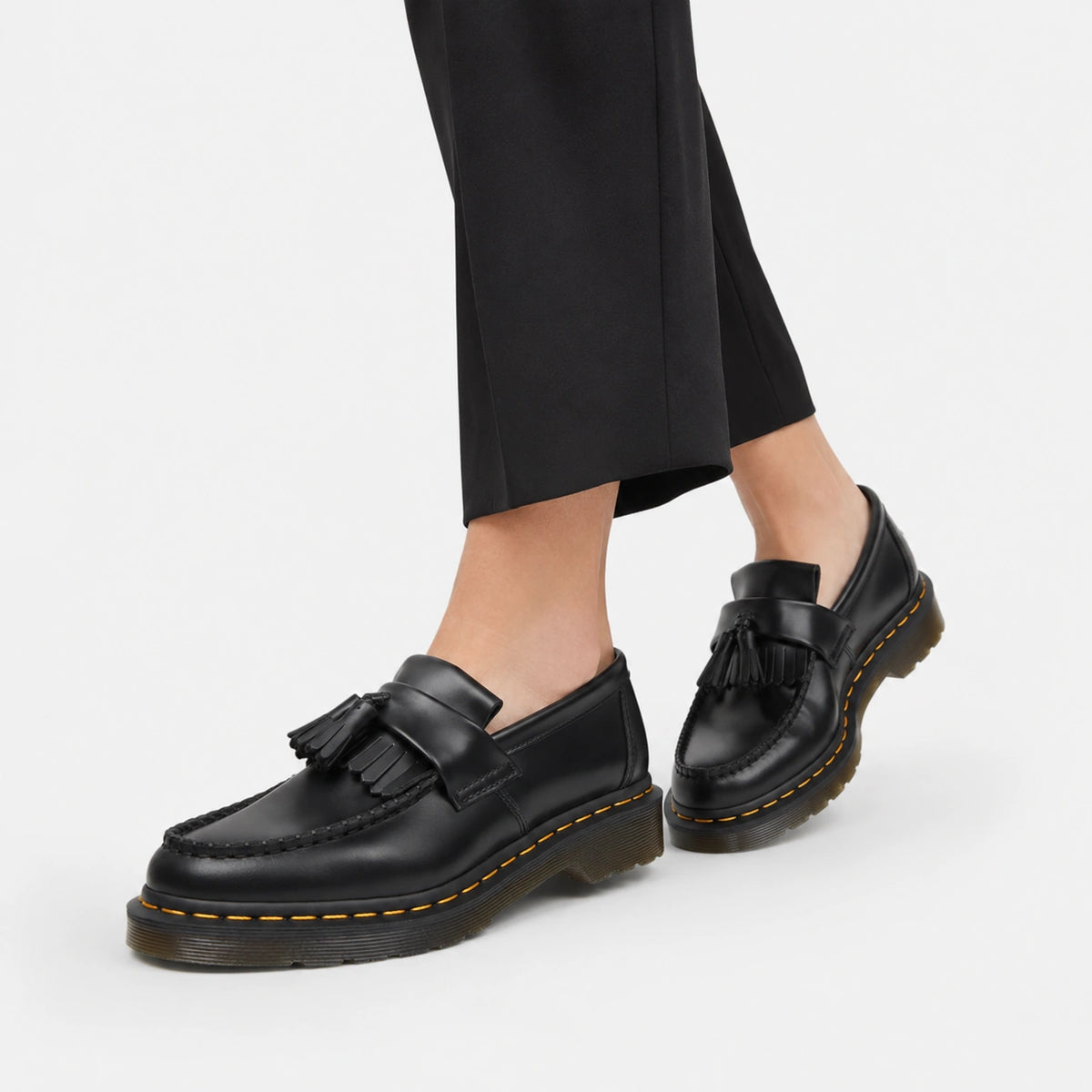 Mocassin en Cuir Noir à Glands et Frange Surpiqure Jaune | Fiona