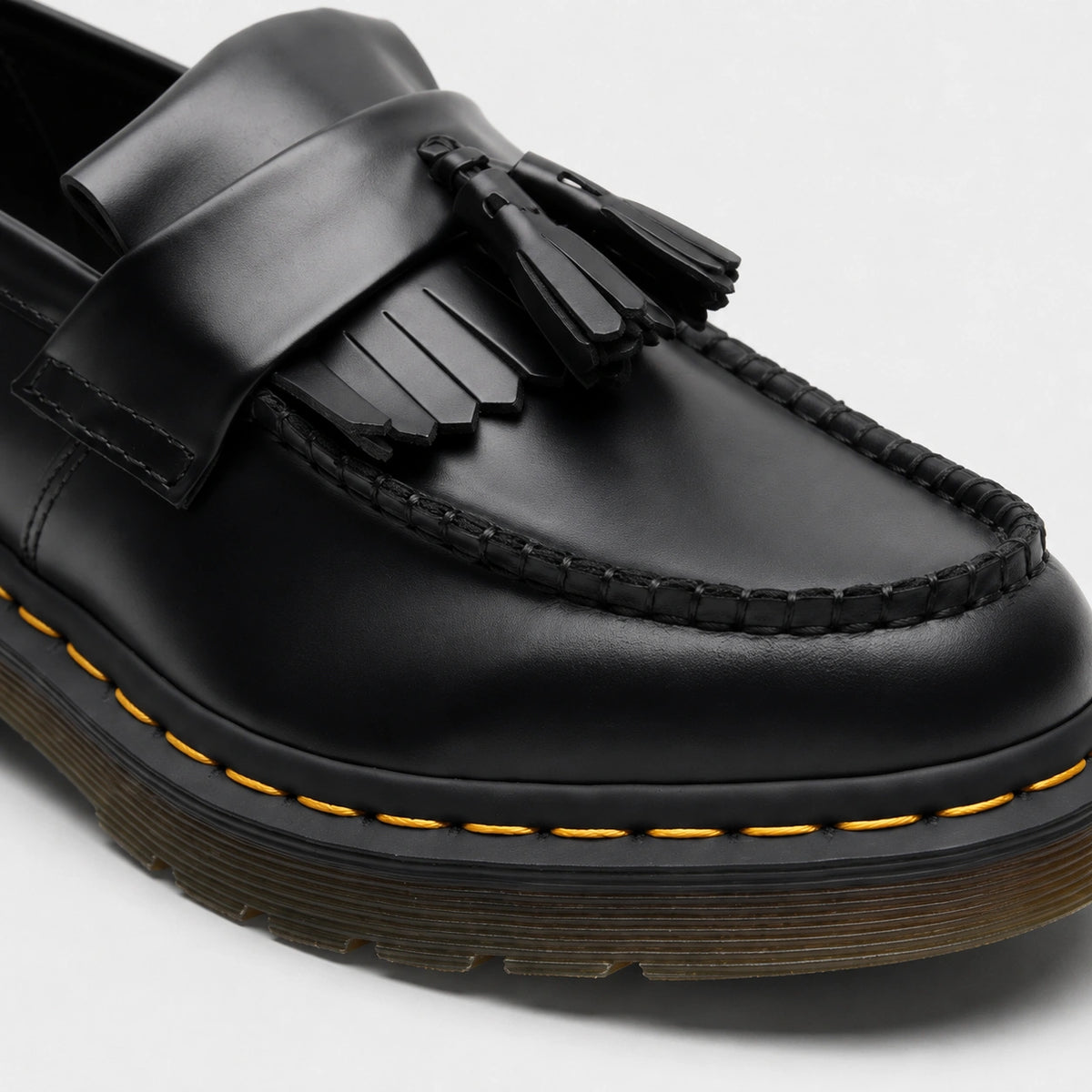 Mocassin en Cuir Noir à Glands et Frange Surpiqure Jaune | Fiona