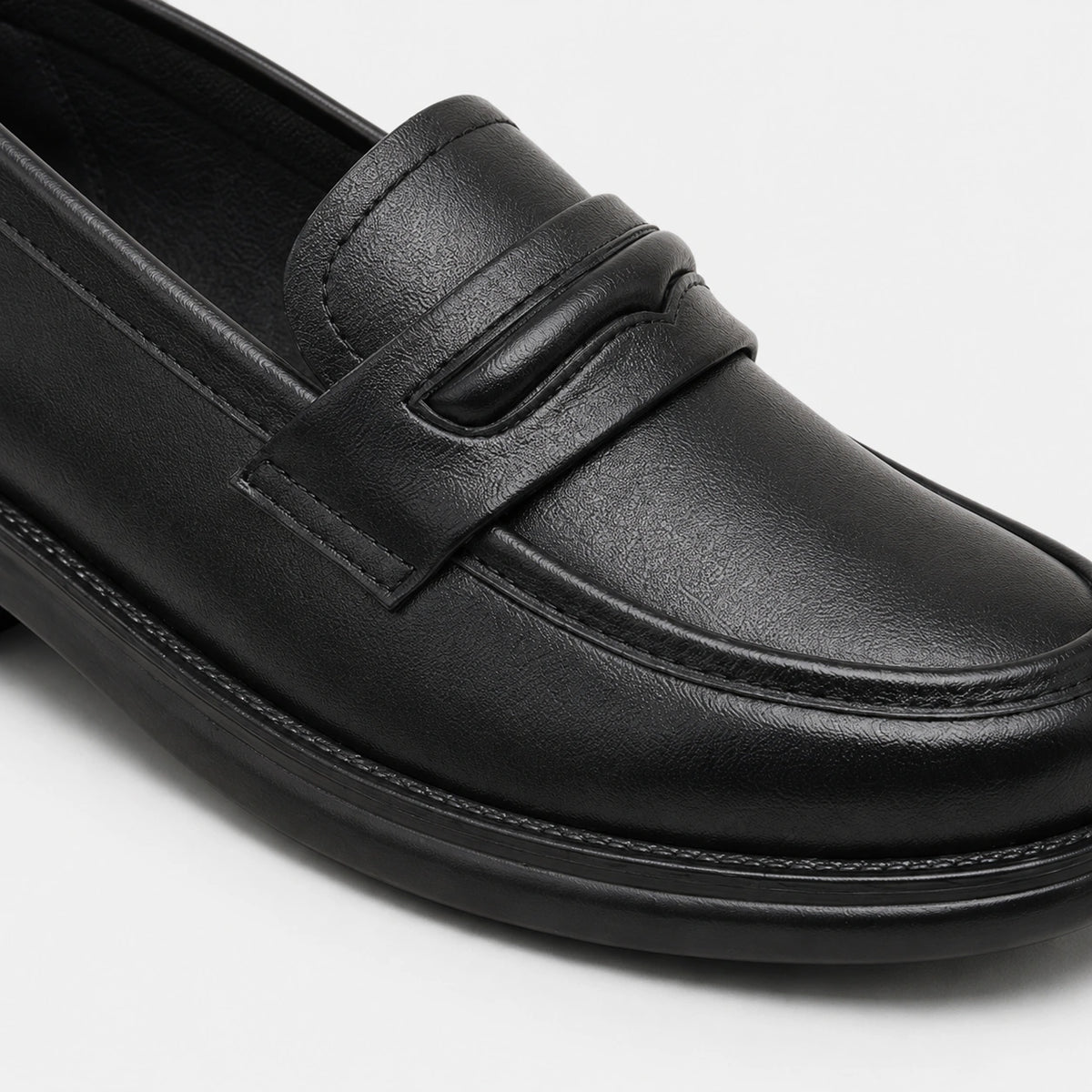 Mocassin en Cuir Noir Vernis Femme à Talon | Violette